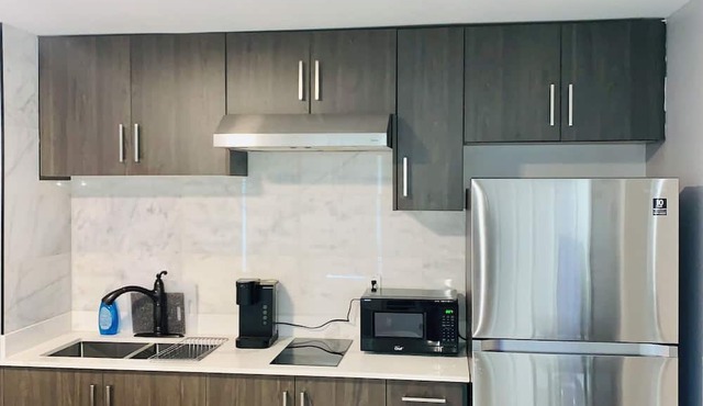 Cozy Bachelor Suite with Full Kitchen + Free Parking
