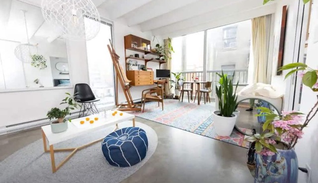 Peaceful Artists Garden Loft in the heart of Vancouver Chinatown. Pet-Friendly!