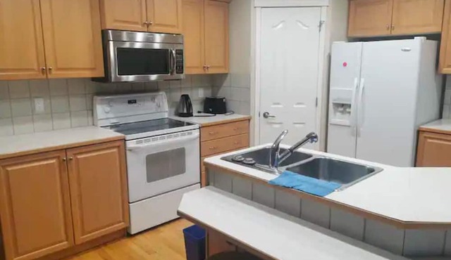 Inquire for discount! Near Airport - 5 Beds by Zen Living in Calgary