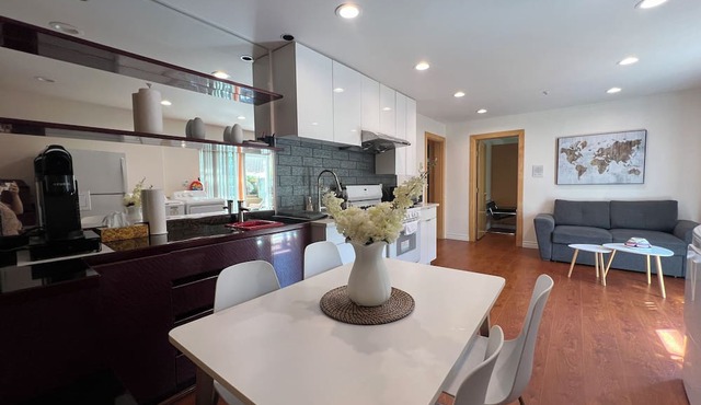 Chic 2BR Suite Vancouver West Downtown