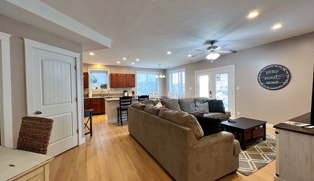 Mountain Views - Hot Tub - Huge Patio + BBQ Fun in Cedar Hills