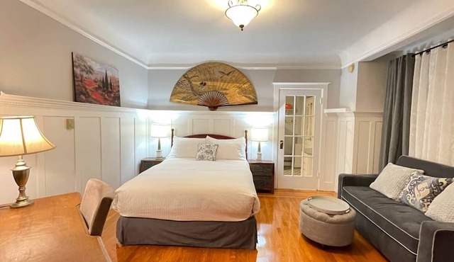 Bachelor Suite in Heritage Manor, Fairfield