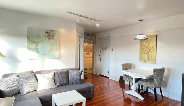 Charming Suite in Heritage Manor, Free Parking