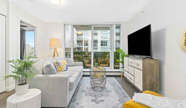 Bright Chinatown Condo, Free Parking & City Views