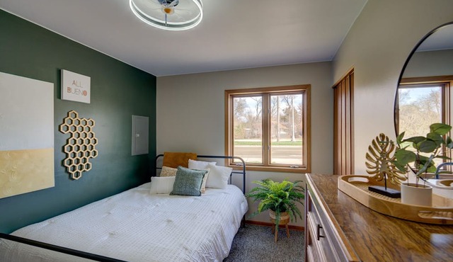 Madison Lakefront Oasis in the Heart of Madison - Central, Minutes to Downtown! in Monona