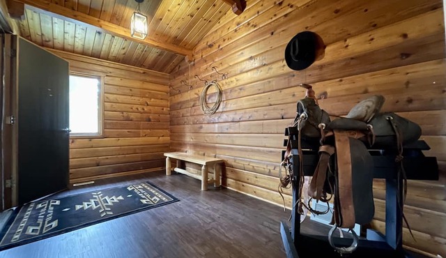 Beautiful log home, 6 minutes from Kananaskis in Foothills county