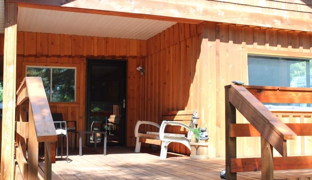 Paradise is calling you.cabin in town close to the beach!