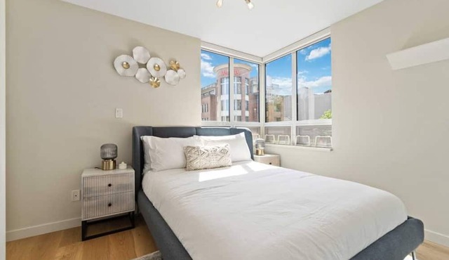 Stylish 3BD Chinatown Condo | Rooftop & City Views