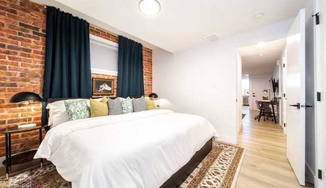 Luxe NY Style Suite Near DT and WEM King Bed