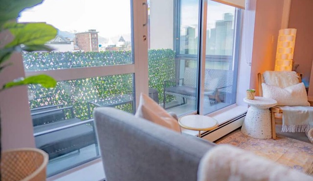 2BD Downtown Vancouver Condo with Free Parking+AC