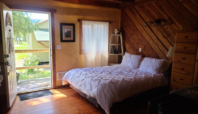 Cozy, private, ranch cabin in the beautiful East Kootenay's