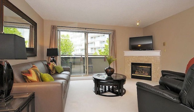 Luxury 2BR w/Balcony Overlooking the Empress