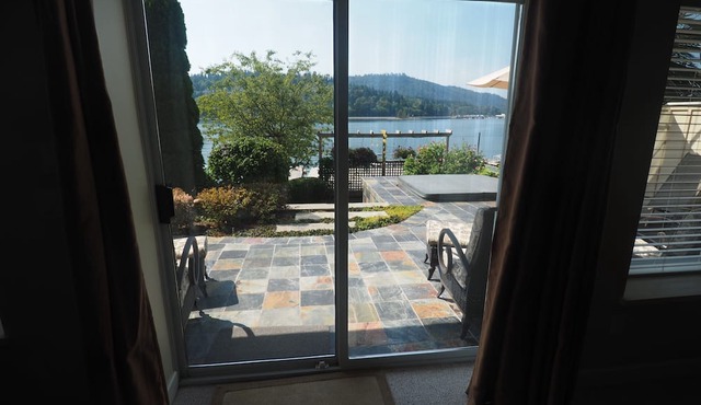 Sea Coast Inn Spa Suite- Registered and Licensed Beach Front Getaway in Port Moody