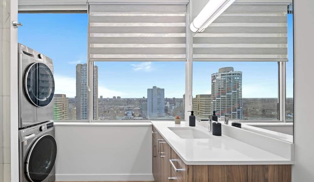 Luxury High Rise | King Bed + City View