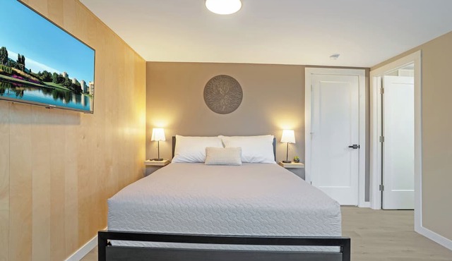 Luxury Suite Located Downtown Kelowna Minutes away from the beach with Patio