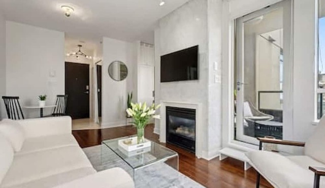 Downtown Luxury Condo: Walkable Central Location