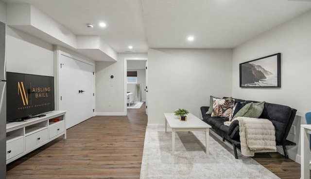 Redstone | Close to Airport & Parks | Pet Friendly