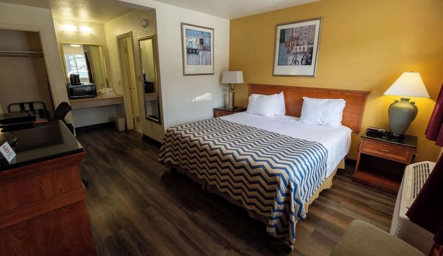 Queen Bed Non-Smoking in Pendleton OR