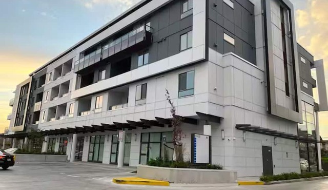 2-bedroom condo in beautiful Surrey with AC and comfort