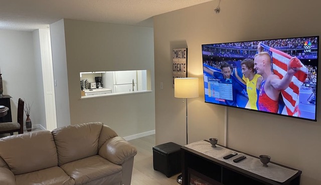 Cozy Condo close to LRT, Stadium and Expo Center.