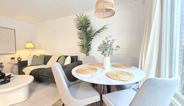 2 Bedroom Suite Downtown w/Parking