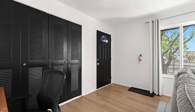 Relaxing 1BR Retreat | King Bed | Royal Oak in Royal Oak