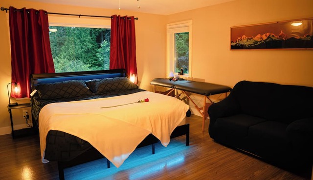 Family's Coastal Paradise: Ocean & Mountain Serenity for Unmatched Peace in Fanny Bay
