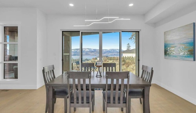 Lakeview mountainside retreat with 3 bedrooms, WiFi in heavenly Kelowna