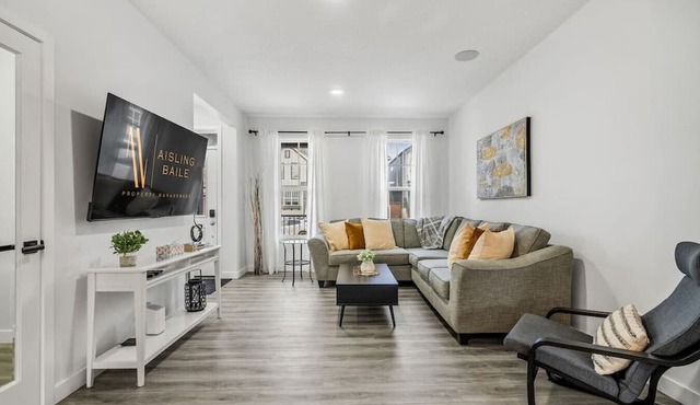 Modern Oasis | Dogs Ok | Spacious | Close to Seton