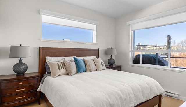 Sidney Sunnyside - Luxurious Seaside Living in Amazing Sidney by Victoria Prime!