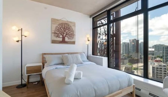 Stylish 23rd-Floor 1BR, Skyline Views in Gastown