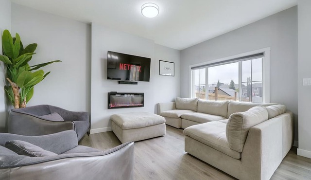 Luxurious West End Escape close to River cree casino and WEM
