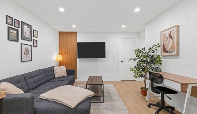 The Suite Escape | 2 BD | Near WEM & DT | Sleeps 5