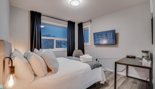 Chandler - Central 5 Bdrm Home, Workspaces & Wifi