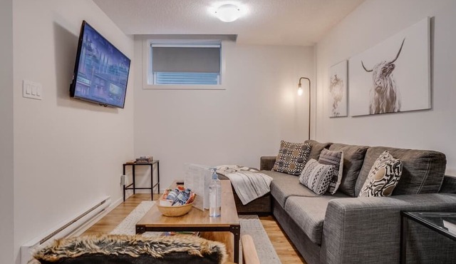 Molly - Perfectly located, 5 Min to W Edm Mall!