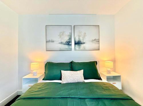 Downtown Townhouse Free Parking near SkyTrain