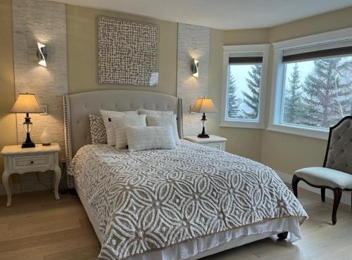 Modern Cozy Room with Private Bathroom and City View