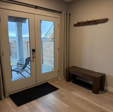 Luxurious and Cozy 1 Bedroom Basement Suite Patio