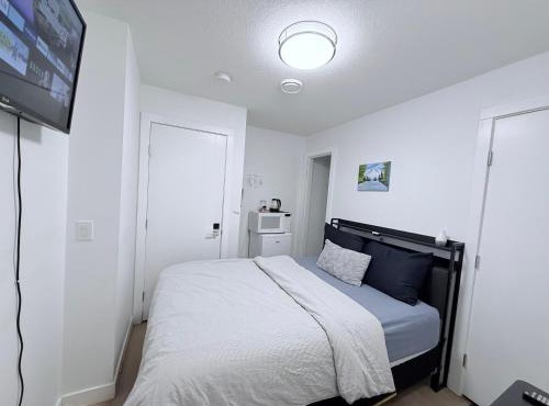 Cozy Private Room Near Calgary Airport with Parking
