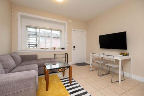 Vancouver 2BR Suite Near Trout Lake & SkyTrain