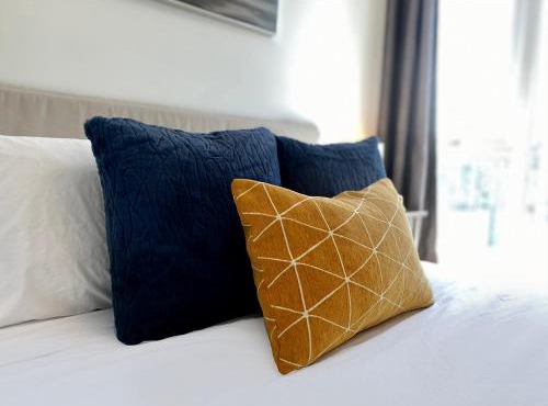 Modern Luxury 2BR Residence in The Downtown Core! Prime Location