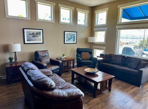 Sooke Harbour Penthouse - Luxurious 4 Bdrm Rental