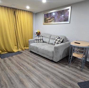 Spacious Basement Suite NW Calgary- 1bedroom, 1Sofabed 4 guest maximum