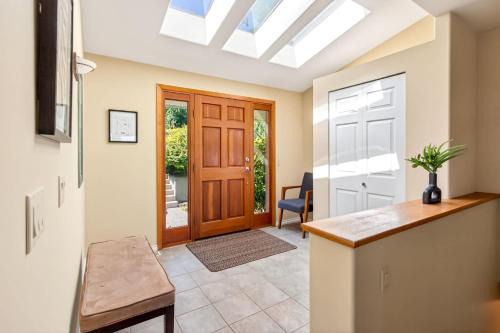 Cozy 3BD Retreat North Van Balcony Views