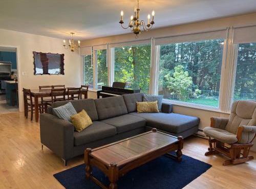 Bright and Spacious Upper Level House, Great Area