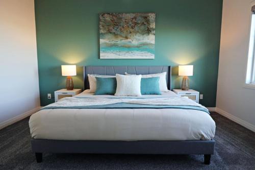 Three King Beds Central AC Fireplace Park Disney in Edmonton