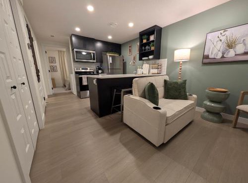 Modern 2BR Calgary Suite AC Self Check-In in Calgary