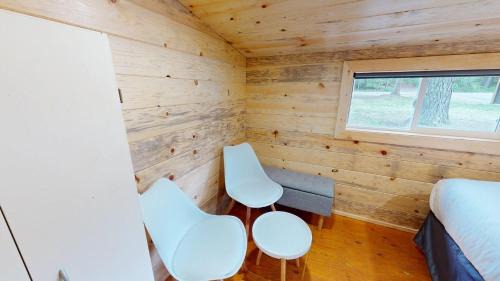 Lazy Dayz-Ryder Cabin by Okanagan Premier