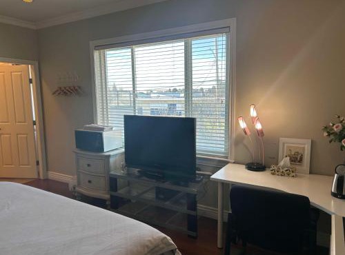 A lucky quiet en-suite on the second floor with independent entranceclose to YVR
