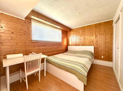 Spacious 5 Bedroom House Near YVR Airport, Transit & Shopping